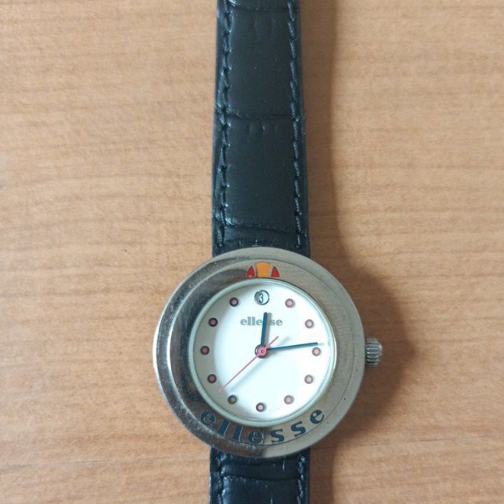 นาฬิกาแบรนด์เนมellesseหน้าปัดสีขาวมีช่องบอกวันที่ สายหนังสีดำของแท้มือสอง สภาพใหม่