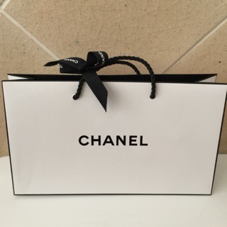 ถุงกระดาษ ถุง แบรนด์ CHANEL ของแท้ พร้อมริบบิ้นของแบรนด์ ถุงใส่ของ ถุงเครื่องสำอาง สวยมาก หรูหรา