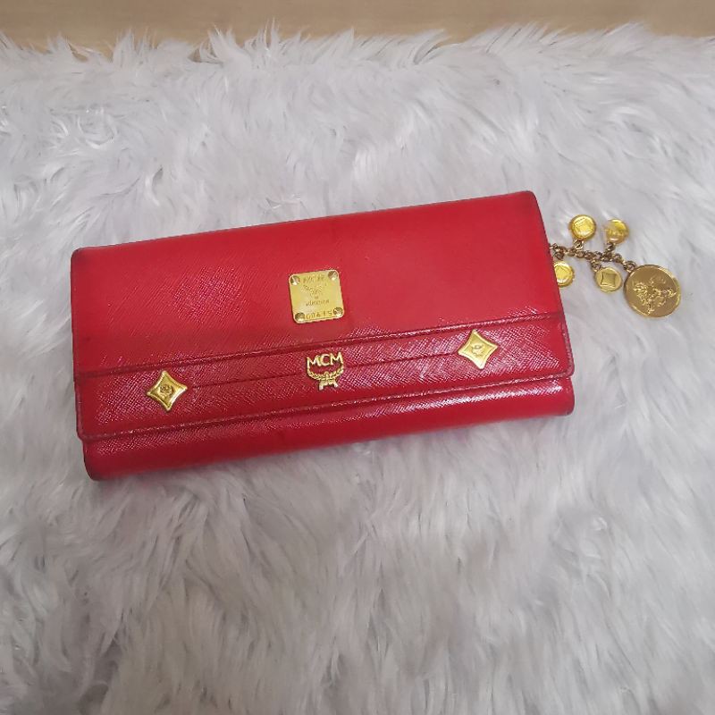 กระเป๋าสตางค์mcm ของแท้​ มือ2​ ใบยาว​ หนังแก้วสีแดง​ ข้างในสีชมพูเข้ม​อะไหล่ยังทอง​ ขอบมุมมีรอยตามภาพ​