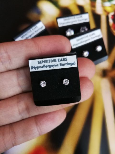 ต่างหูเพชรกลมเล่นแสงสำหรับคนแพ้ง่าย sensitive earrings เพชรcz ฝังหนามเตย มีทั้งตัวเรือนสีเงินและตัวเรือนสีทอง