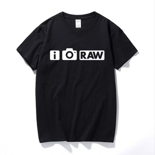 เสื้อยืดแขนสั้น ผ้าฝ้าย พิมพ์ลาย I Shoot RAW สําหรับผู้ชาย NB321GRE15979