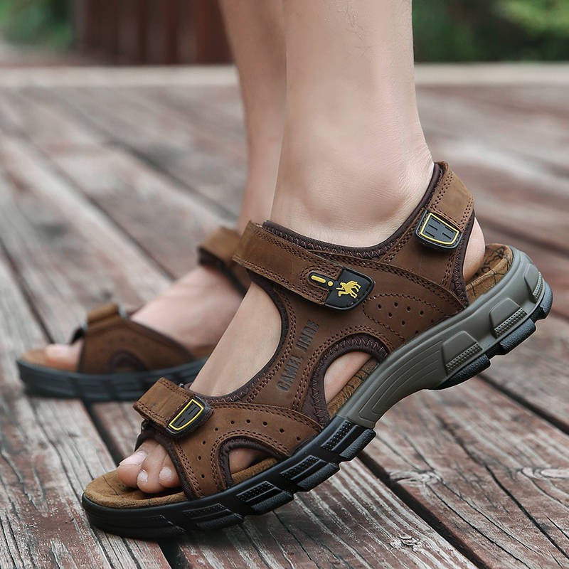 Men sandals beaches Mingli รองเท้าแตะอูฐหนังผู้ชายรองเท้าชายหาดแบบเปิดนิ้วเท้าแนวโน้มของผู้ชายกลางแจ้งนุ่มลื่นรองเท้ากีฬาลำลอง