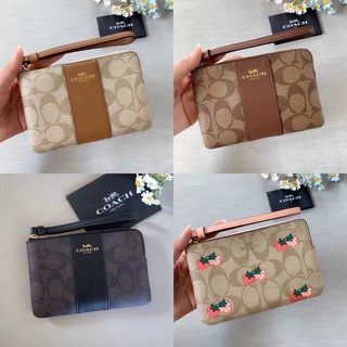 🎀 คล้องมือ 1S สีเบจลายซี คาดสี COACH F58035 58035 CORNER ZIP WRISTLET IN SIGNATURE CANVAS