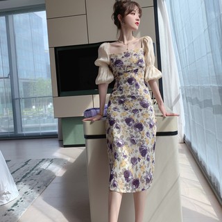 URsexy เดรสแขนพัฟคอเหลี่ยมลายดอกม่วง Square Neck Pleated Dress, Purple Flower Pattern