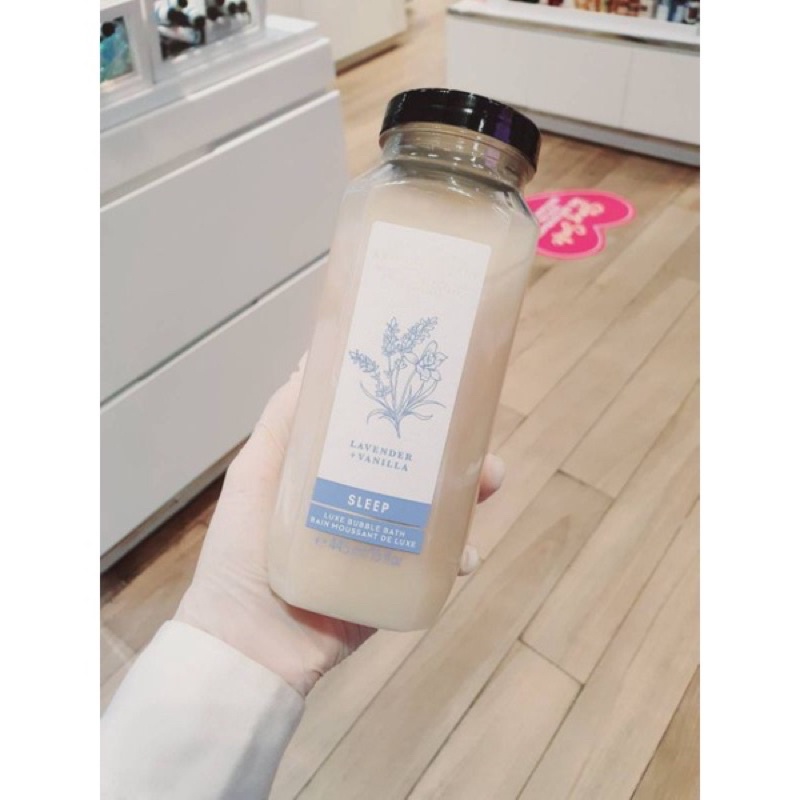 Bath & body works aromatherapy luxury bath lavender+vanilla 445ml. ของ