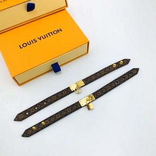 LOUIS VUITTON MONOGRAM LOCK ME LEATHER BRACELET กำไลข้อมือหนังแท้ ห้อยจี้รูปกุญแจ หลุยส์วิตตอง เครื่องประดับแฟชั่น