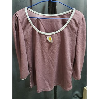 เสื้อคอเว้า แขนยาว ผ้ามูเวฟ แต่งดอกเดซี่  น่าใส่มาก  อก 36-48"ยาว25"