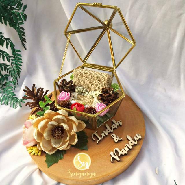 กล่องแหวนของ เอเลน่า | กล่องแหวนหกเหลี่ยม HEXAGONAL Terrarium | แอปพลิเคชันภาษาอังกฤษงานแต่งงาน