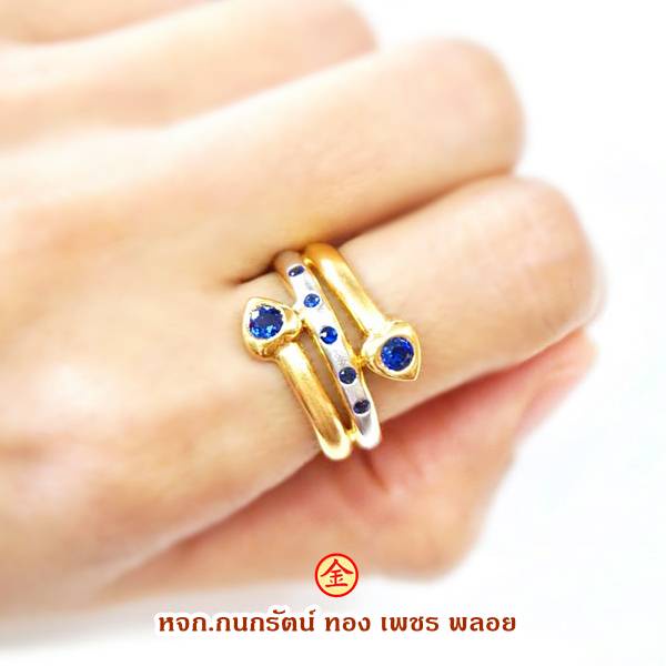 แหวนพลอยไพลิน ดีไซน์เก๋ๆแบบไขว้ ทูโทน ตัวเรือนทองคำแท้ 90% ทองหนา ขนาดแหวน 54 มีใบรับประกันจากทางร้าน