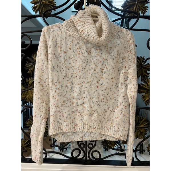 เสื้อคอเต่า พื้นขาวครีมแซมสีสายรุ้ง น่ารักมาก เสื้อหนาว 6ixty8ight ของแท้