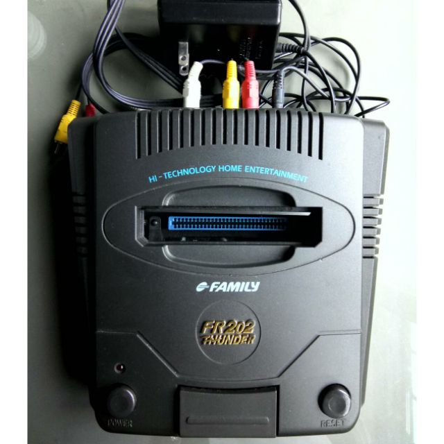 เครื่องเล่นเกมส์ ยี่ห้อ FAMILY รุ่น FR202 THUNDER มือสอง สภาพใหม่ น่าสะสม
