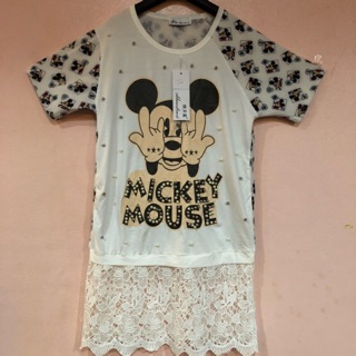 เสื้อสไตล์ Moschino แบรนด์เกาหลีมือ 1 ป้ายห้อย แขนสั้นลาย Micky Mouse ต่อชายลูกไม้สีขาว ราคาเบา ๆ คะ❤️