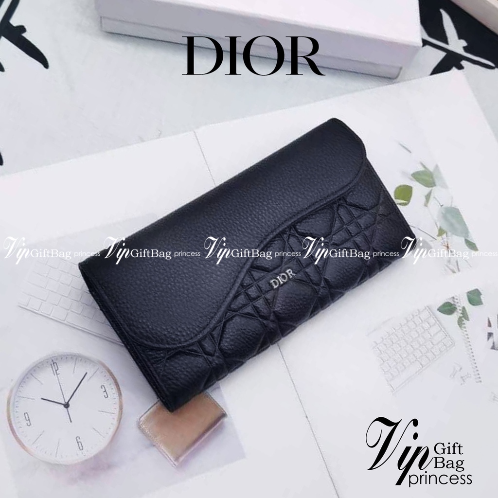 Dior Long Saddle Wallet / Dior Wallet / Dior Long Wallet กระเป๋าสตางค์ใบยาว เปิดหน้าทรงเคิร์ปอานม้า เอกลักษณ์ของความหรู