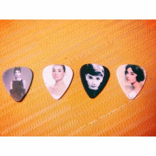 Pick Guitar รูป Audry Hephum ปิ๊กกีตาร์ 7แบบ