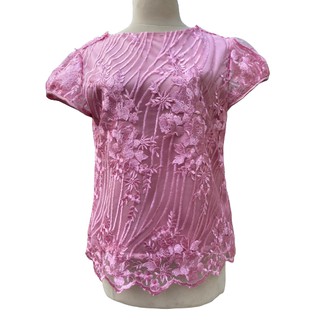 สินค้าใหม่ เสื้อลูกไม้คอกลมแขนสั้นสีชมพู ลายดอกไม้ ใส่ทำบุญคู่กับผ้าถุง ใส่เที่ยวกับยีนส์ หรือใส่ทำงานได้ ไซส์ M