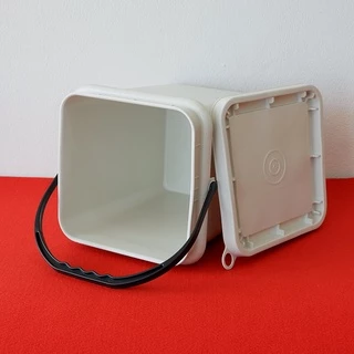 ถังปี๊บ ถังสี่เหลี่ยม ถังพลาสติก มือ1 ขนาด20ลิตร สีขาวB (สีครีม) หูพลาสติกแข็งดำ+ฝา1ห่วง (กว้าง 27 x สูง 34 ซม.)