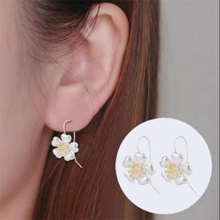 ต่างหูดอกไม้ • Flower Earrings