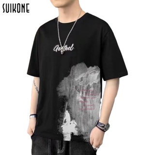 Suikone เสื้อยืดแขนสั้น ฤดูร้อนใหม่เสื้อครึ่งแขนคอกลมพิมพ์ลายเสื้อยืดผู้ชายแฟชั่นแขนสั้น เสื้อยืดแขนสั้นผู้ชาย