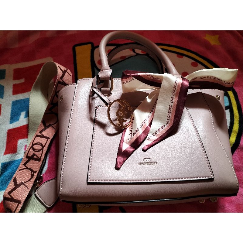 กระเป๋าสะพายแบรนด์LDA