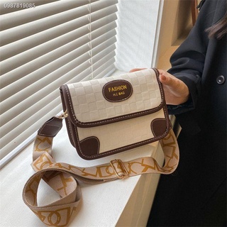 💞จัดส่งทันที👀Textured small bag women 2022 new retro wide shoulder strap single shoulder messenger bag women . รายละเอ