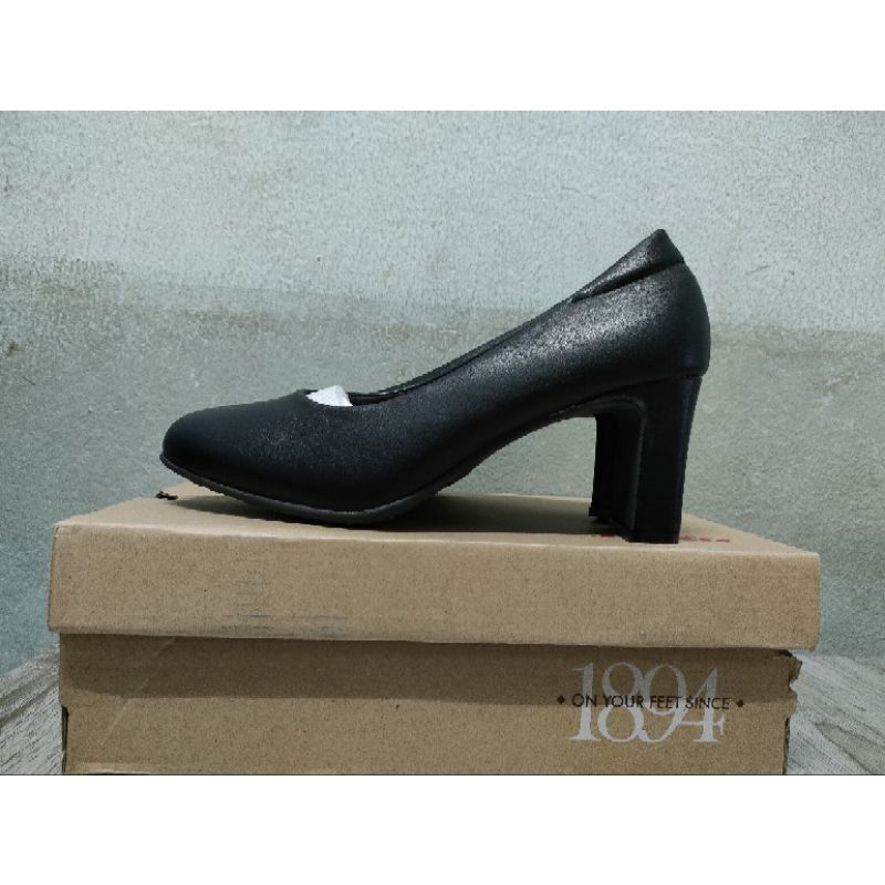 รองเท้านักศึกษา Bata