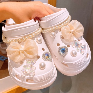 【😍Ooyoudo】Crocs Jibbitz ใหม่ เครื่องประดับแฟชั่น รูปโบว์ หมี ประดับไข่มุก DIY【แตะผู้หญิง jibbitz อุปกรณ์เสริม】