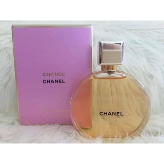 น้ำหอมของ Chanel ที่สาว ๆ หลายคนยกให้เป็นน้ำหอมในดวงใจ Chanel Chanc e สีชมพูมีกลิ่นหอมแบบดอกไม้ น่ารัก อ่อนหวาน กลิ่นแน