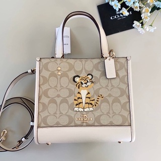 🎀 (สด-ผ่อน) กระเป๋า 8.5 นิ้ว C7001 Coach Dempsey Tote 22 In Signature Canvas With Tiger