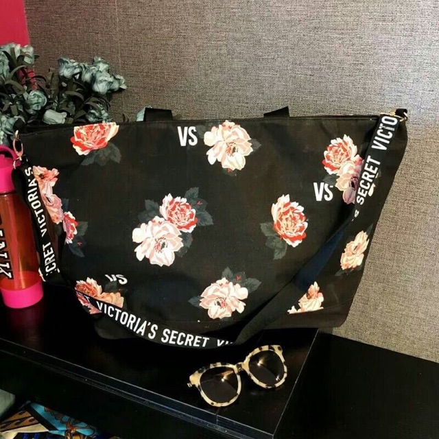 แท้ 💯 % Victoria’s secret Rose Tote Bag 2018