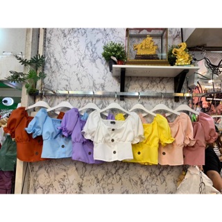 เสื้อครอปมีกระดุม แขนตุ๊กตา 💃🏻🕺 👉ราคา 95฿ 👉รอบอก 32-38 👉สี : เหลือง ฟ้า ม่วง ส้มอิฐ ครีม