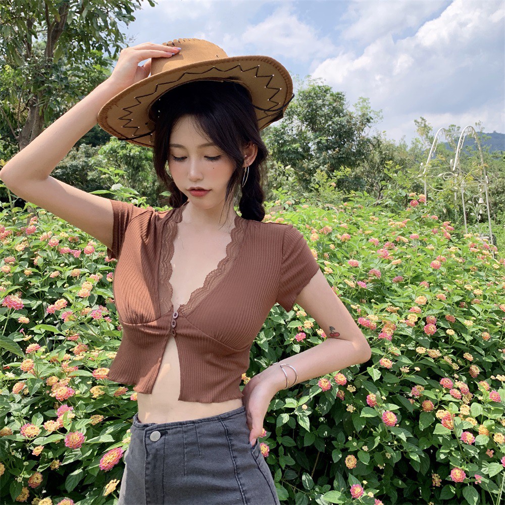 เสื้อไหมพรม แต่งลูกไม้ ครอปแฟชั่น ผ่าหน้า ผ้าไหมพรม สีขาว สีดำ สีน้ำตาล สีฟ้า  สไตล์เซ็กซี่ สตรีท คาเฟ่ การันตีเหมือนแบบ