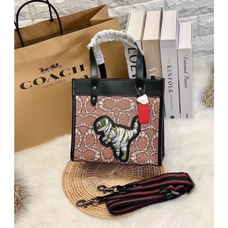 กระเป๋าทรงTote COACH X MICHAEL B. JORDAN FIELD TOTE 22 IN MUMMIFIED SIGNATURE CANVAS WITH REXY