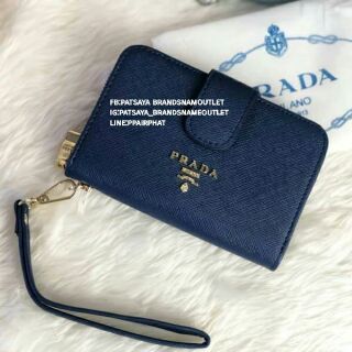 NEW ARRIVAL! PRADA WOMENS SAFFIANO WALLETแท้💯 outlet กระเป๋าสตางค์ใบกลางพร้อมสายคล้องมือรุ่นใหม่หนัง Saffiano