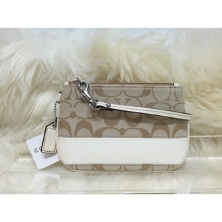 Impcoachza พร้อมส่ง กระเป๋าคล้องมือ Coach รุ่น Coach Signature Khaki Stripe Wristlet F47790