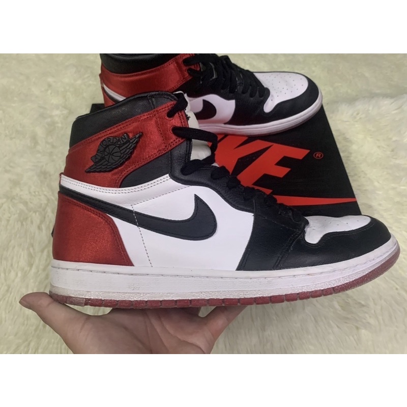 Jordan 1 high black toe satin มือ 2  Size 12usw 10.5 usm 44.5 eur 29cm อุปกรณ์ กล่อง กระดาษห่อ ดันทร