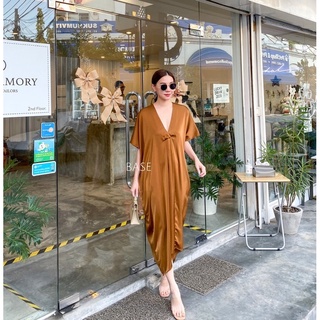 newlooksbkk  KHLOE SATIN DRESS เดรสแขนสั้นทรงคอวี คัตติ้งสวยแพง ตรงไหล่เย็บแบบไม่มีตะเข็บนะคะ มีกระเป๋าข้าง