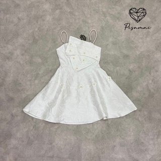 Pisamai: เดรสสีขาวเท็คเจอร์ผ้าสวยมาก มาในสายเดี่ยวมุกแต่งลายดอกเดซี่หวานๆ