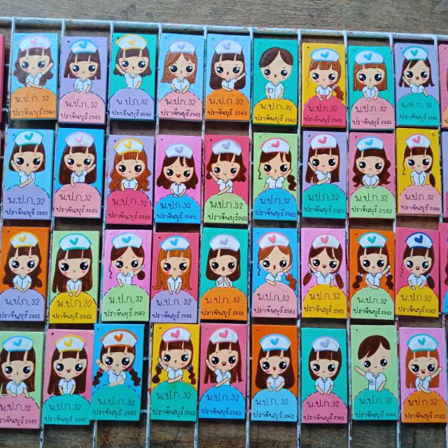 รหัสสินค้า 013 พวงกุญแจไม้เพ้นมือ  ของชำร่วยราคาส่ง ของขวัญเก๋ สั่งลายได้ ((เซ็ตส่ง100ชิ้น))