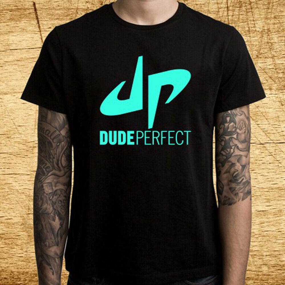 Dude Perfect Logo เสื้อยืดสีดําผู้ชาย Vlogger อันโด่งดัง