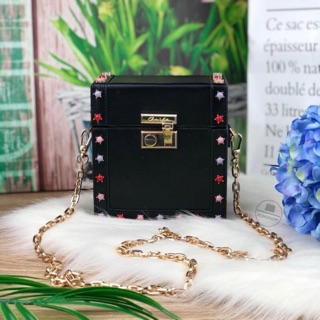 CHARLES &amp; KEITH EMBELLISHED LEATHER BOXY BAG สีดำ