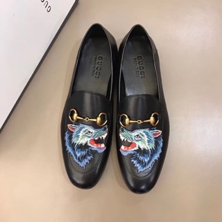 รองเท้า NEW GG IN LEATHER LOAFER WITH KING WOLF