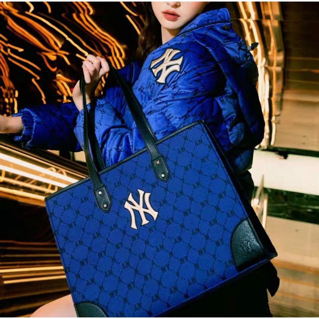 🔥 พร้อมส่ง 🔥 ของแท้💯%  MLB UNISEX CURVED CAPNY NEW YORK YANKEE BAG กระเป๋า สะพาย ใบใหญ่ แบรนด์ NY ผู้หญิงรุ่นใหม่