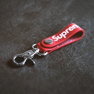 (1 แถม 1 ฟรี) Supreme พวงกุญแจ พวงกุญแจรถ พวงกุญแจบ้าน