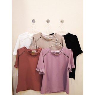 เสื้อสีพื้นแต่งจีบที่คอและปลายแขน