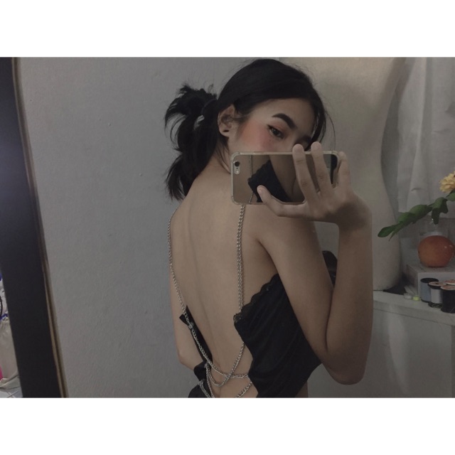 สายเดี่ยวกำมะหยี่ โชว์หลังแต่งโซ่