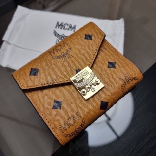 ใบเล็กรุ่นฝาพับ UNISEX x MCM PATRICIA THREE-FOLD WALLET IN VISETOS วัสดุหนังแคนวาสคุณภาพดี (Factory Outlet)