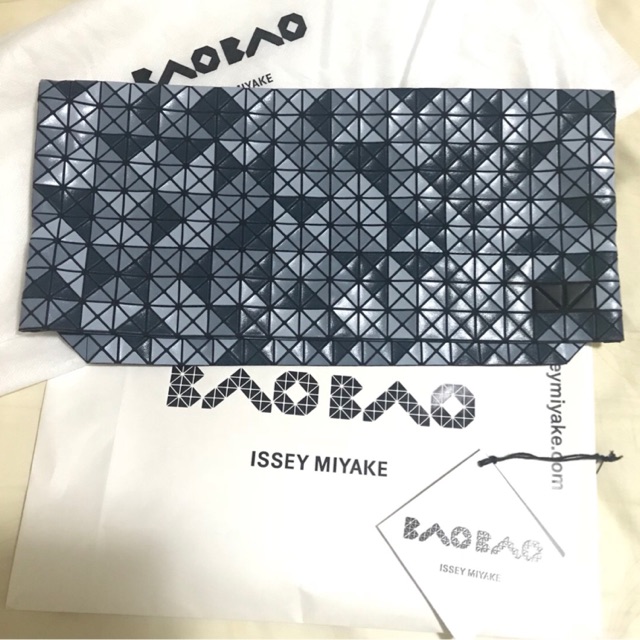 กระเป๋าคลัทช์ BAO BAO Issey Miyake แท้ 💯%  สีลิมิเตด น้ำเงินฟ้า มือสอง สภาพดี