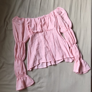 เสื้อเปิดไหล่ สีชมพู แขนยาว ระบายปลายแขนเสื้อ มือสอง
