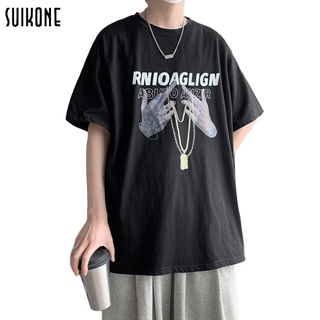 Suikone เสื้อยืดคอกลมชาย ฤดูร้อนใหม่ผู้ชายคอกลมพิมพ์แขนสั้นบุคลิกภาพแฟชั่นสีขาวแบรนด์ห้าจุดแขนหลวมแฟชั่นเสื้อยืด เสื้อยืดแขนสั้น