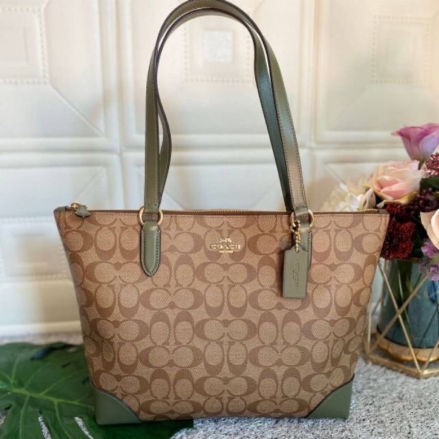 Coach   กระเป๋า Tote zip น้ำตาลลายซี หูเขียว 14 นิ้ว COACH F29208 ZIP TOP TOTE IN SIGNATURE